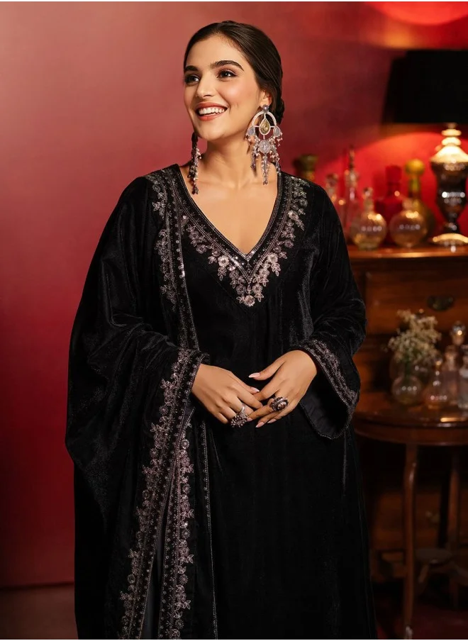 آي شين Black Kurta Set Straight Fit 3/4 Sleeve Sleeve made from Velvet featuring Self Design design and Round Neck neckline - Perfect for Ethinic!