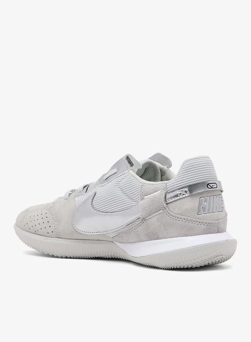 نايكي ستريتجاتو