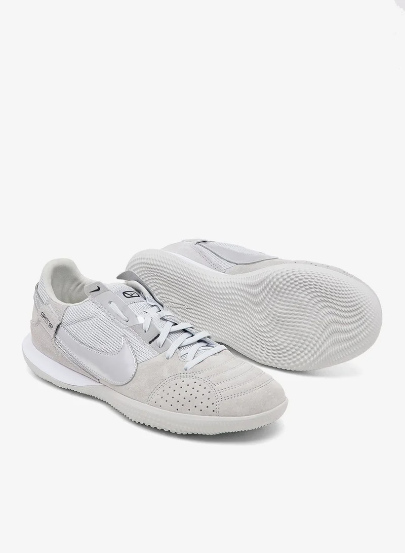 نايكي ستريتجاتو