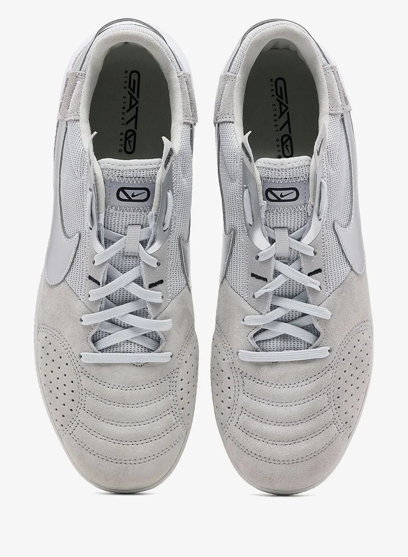 نايكي ستريتجاتو