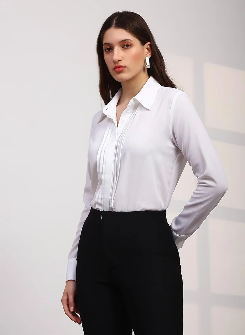 جلو باص قميص نسائي أبيض مائل للصفرة بياقة عريضة وأكمام بأزرار وحافة مستقيمة وطيات مناسب للعمل