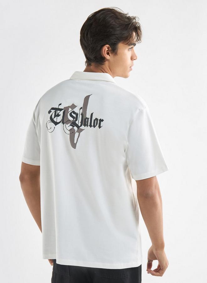 سبلاش فيڤ تيشيرت بولو بأكمام قصيرة وسحّاب إغلاق وطبعات تايبوجرافيك - Image 3