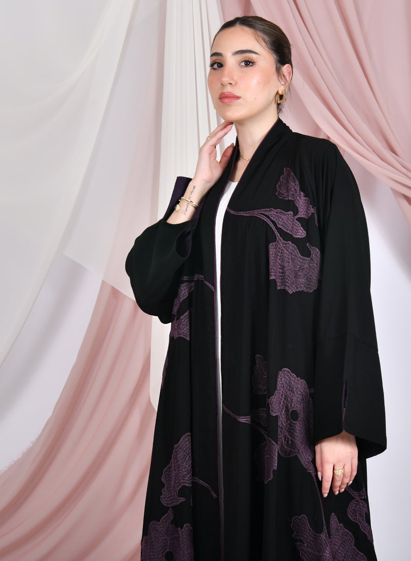 عبايات حوراء عباية لف سوداء بتطريز انيق باللون الارجواني - Image 3