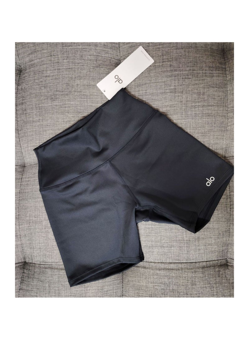 ALO yoga shorts have good breathability and high elasticity. They are suitable for exercising and fitness training.