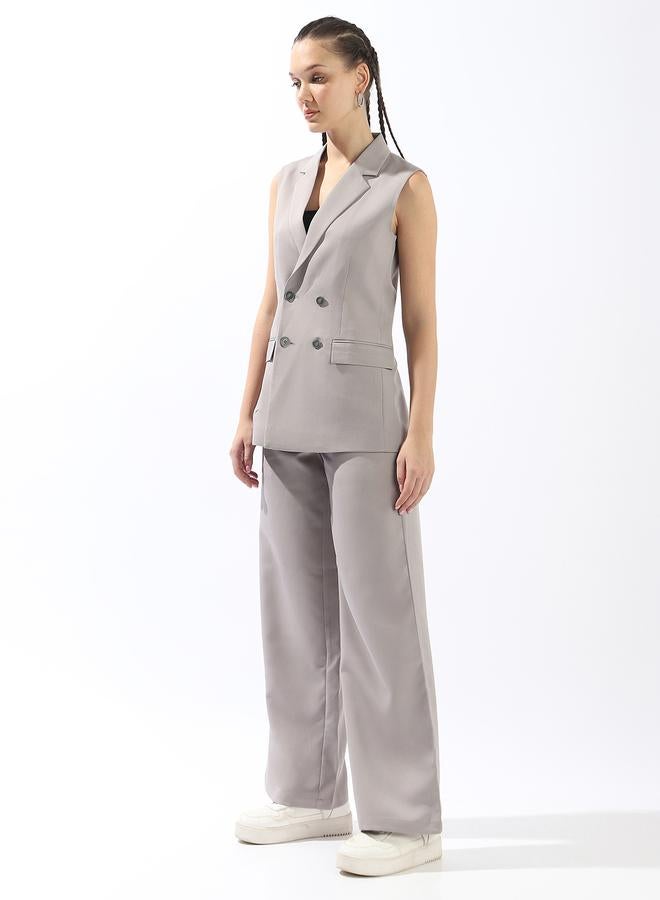 هاي ستار سترة نسائية رمادية من مزيج البوليستر سادة بصفين من الأزرار مع بنطلون تشينو بقصة مفصلة - Image 5