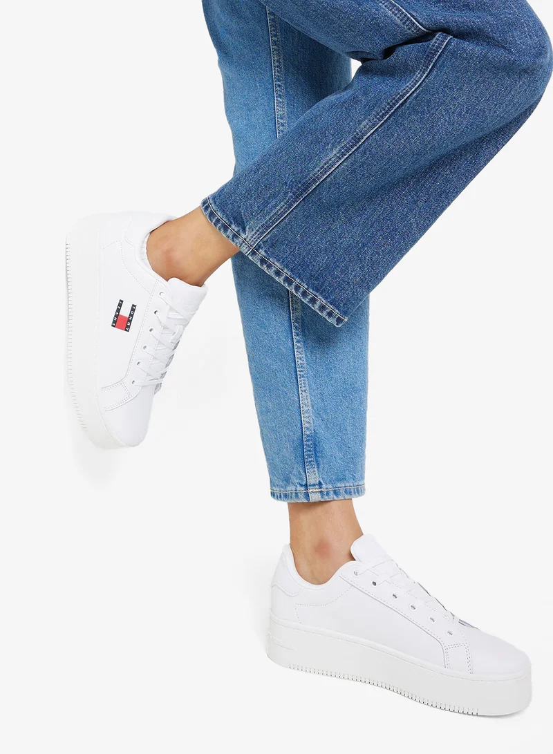 تومي جينز سنيكرز فلاتفورم بقصة منخفضة