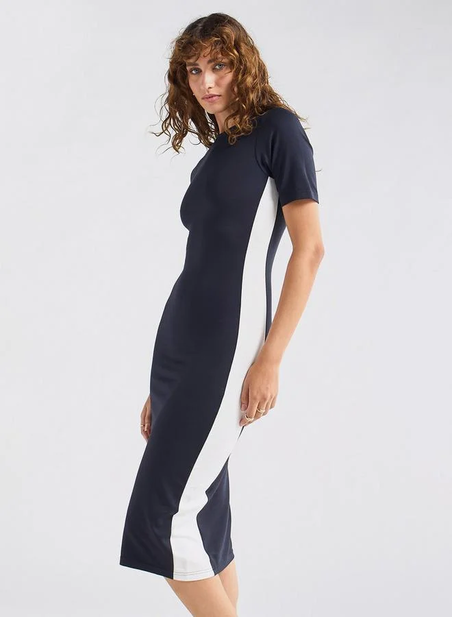 سبلاش فيڤ فستان متعدد التصاميم بقصة ضيقة وياقة مستديرة وأكمام قصيرة