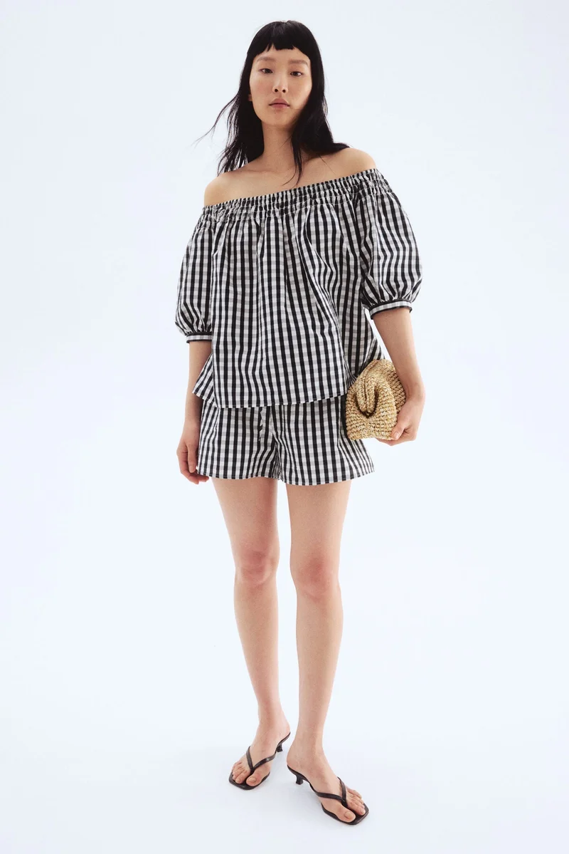 اتش اند ام بلوزة من نسيج مرن بتصميم مكشوف عند الكتف