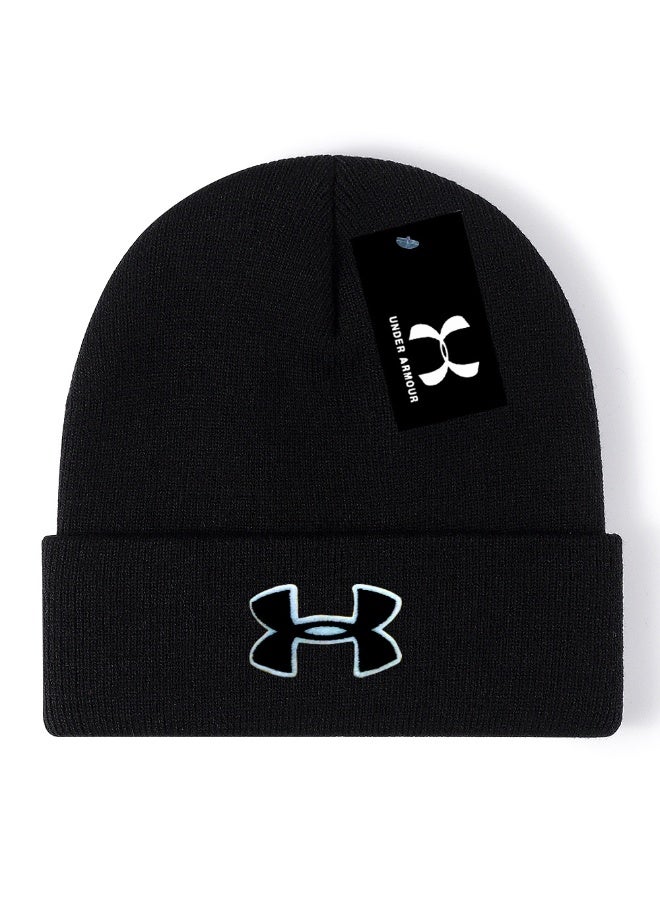 قبعة محبوكة مضلعة سوداء من أندر أرمور (شعار أبيض وأزرق فاتح)