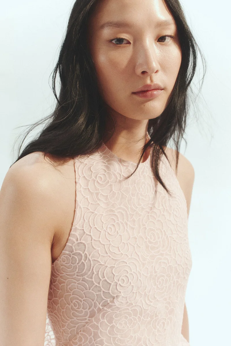 اتش اند ام فستان بياقة هالتر مطرز