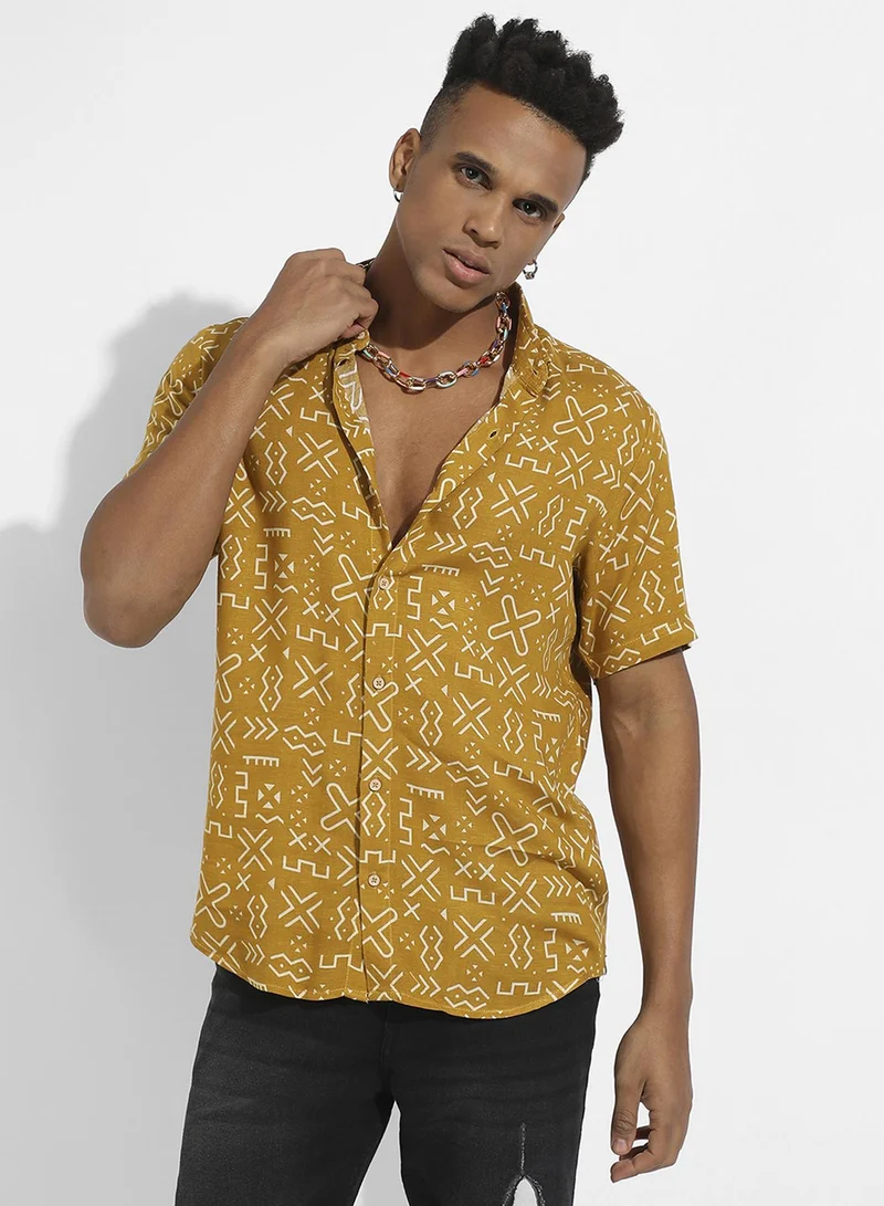 كامبوس سوترا Campus Sutra Men's Mustard Yellow Minimal Aztec Shirt For Casual Wear | Spread Collar | Short Sleeve | Button Closure | Heavy Rayon Shirt Crafted With Comfort Fit For Everyday Wear
