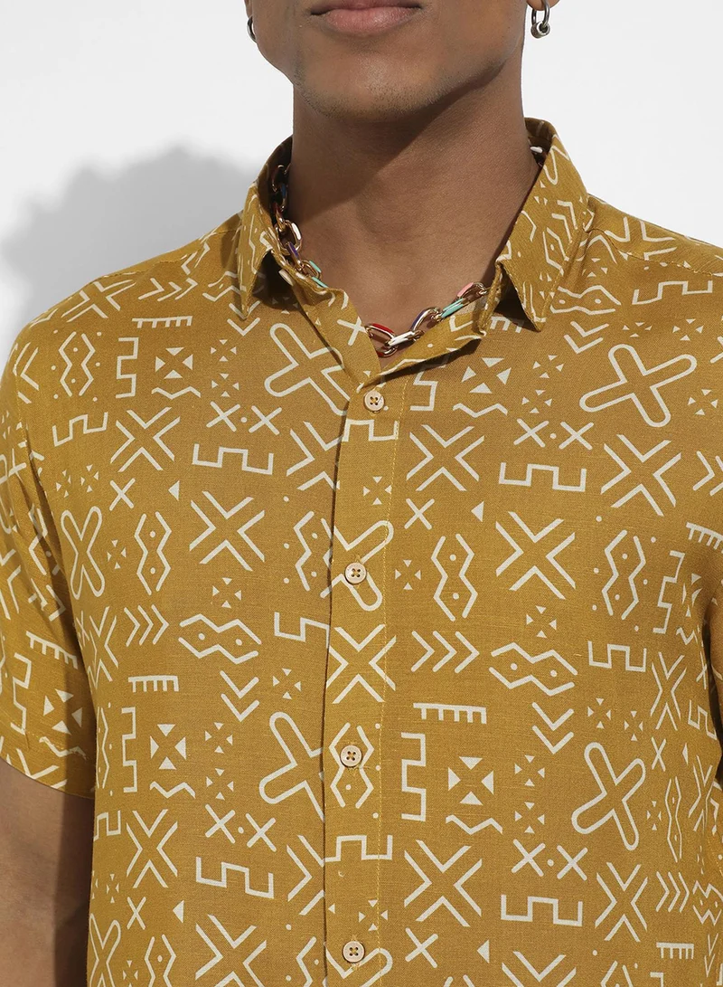 كامبوس سوترا Campus Sutra Men's Mustard Yellow Minimal Aztec Shirt For Casual Wear | Spread Collar | Short Sleeve | Button Closure | Heavy Rayon Shirt Crafted With Comfort Fit For Everyday Wear