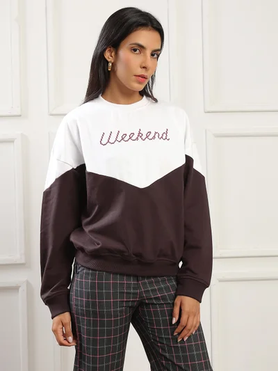 globus Globus Women Brown Colorblock & Typography Print Round Neck Drop Shoulder Sleeves Ribbed Hem Oversized Pullover Sweatshirt (Heavy Fleece 260-280 GSM)