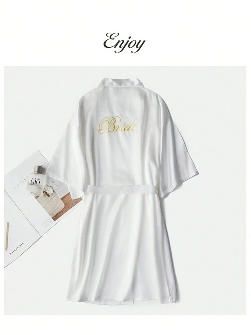 روب عروس قصير باللون الأبيض روب عروسة ناعم مزين بعبارة Bride أنيق ومثالي لتحضيرات الزفاف - Image 4