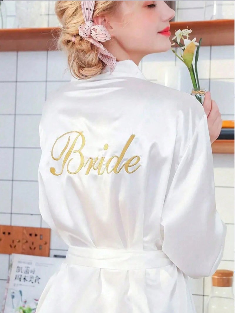 روب عروس قصير باللون الأبيض روب عروسة ناعم مزين بعبارة Bride أنيق ومثالي لتحضيرات الزفاف - Image 1