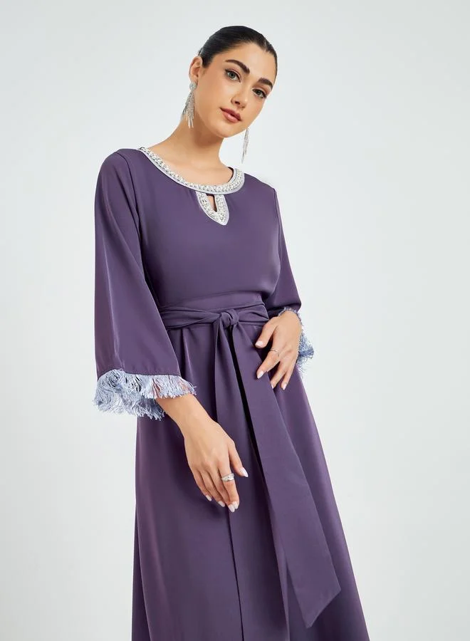 أميرة جلابية بحافة واسعة مزينة بشراشيب