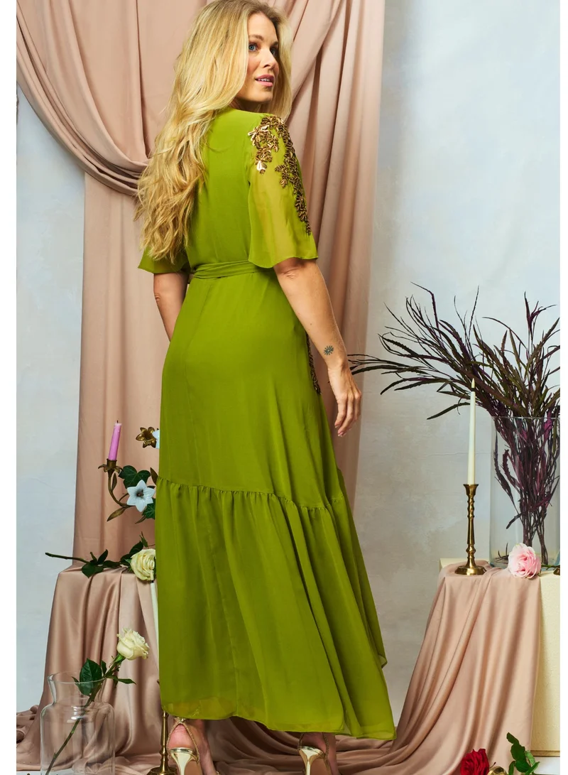 هوب اند ايفي فستان ماكسي مزين بأكمام فراشة وربطة خصر