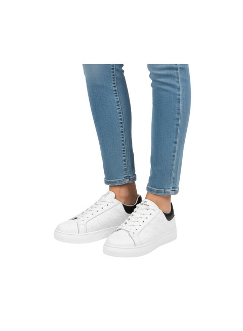 Lightweight and durable sneakers for a stylish casual look - Comfortable sole and suitable for daily outings