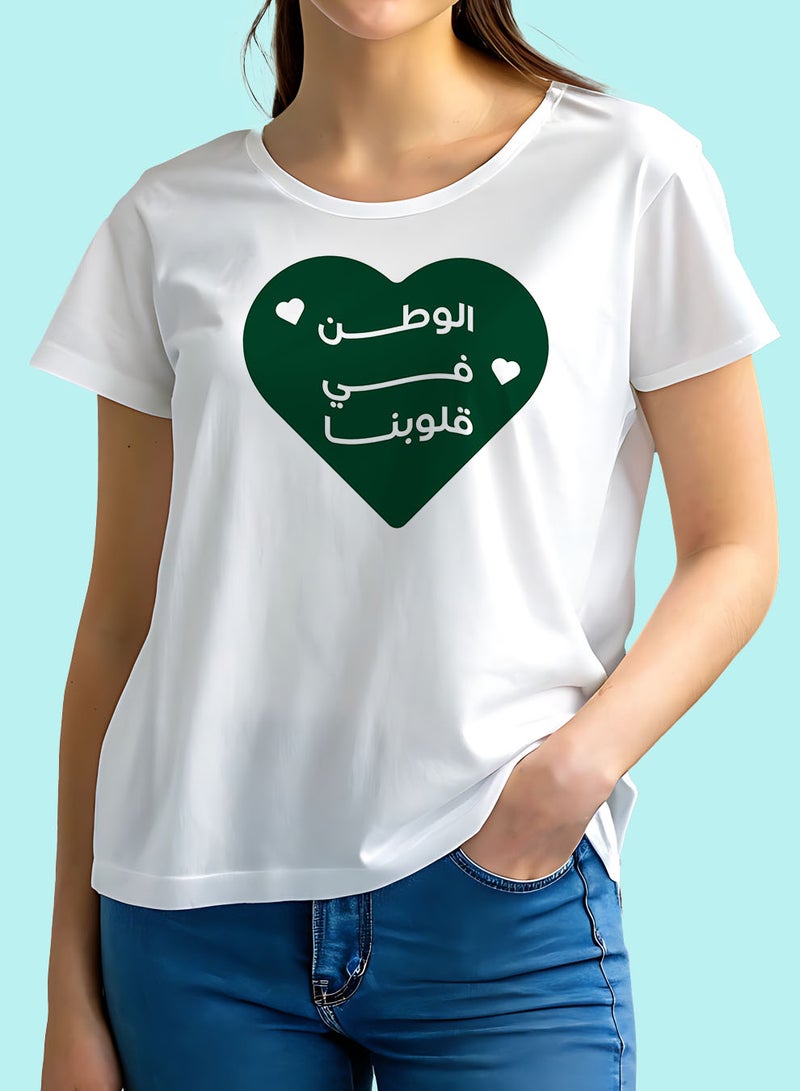 لوحة تيشيرت قطن لمناسبة اليوم الوطني السعودي أو للفخر بالانتماء للوطن في كل الأوقات للرجال والنساء - Image 3