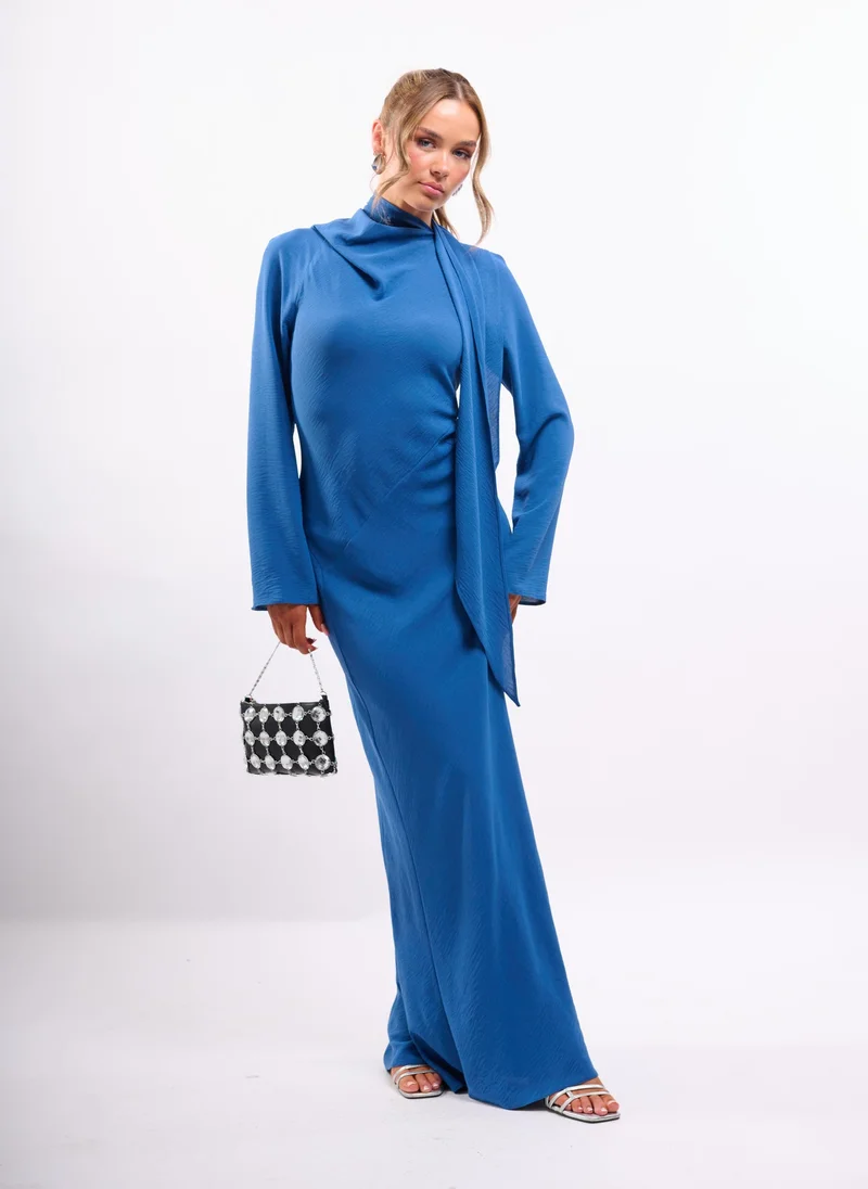 فايا فستان ماكسي طويل بأكمام طويلة وتفاصيل وشاح بلون نيلي