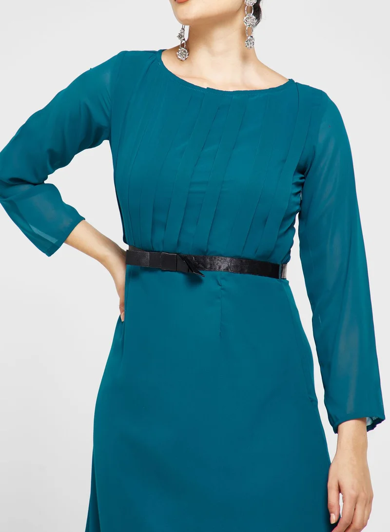 خزانة فستان بكسرات كبيرة