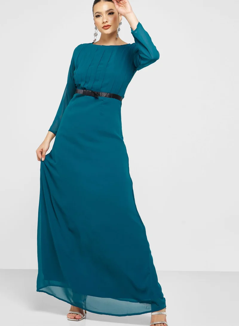 خزانة فستان بكسرات كبيرة