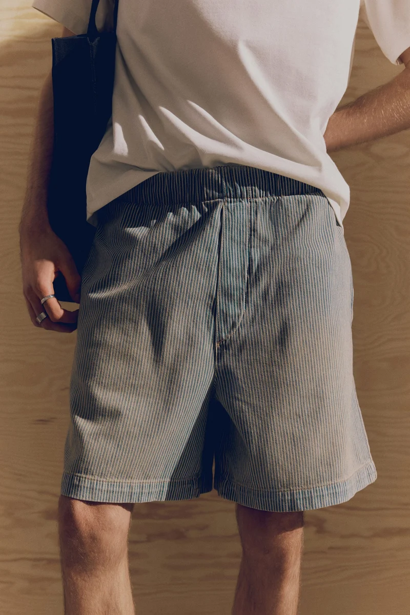 اتش اند ام شورت فضفاض من الدنيم