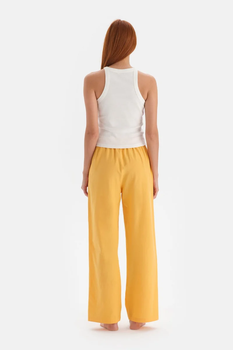 داجي Off-White Knitted Undershirt Top Woven Bottom Pajama Set