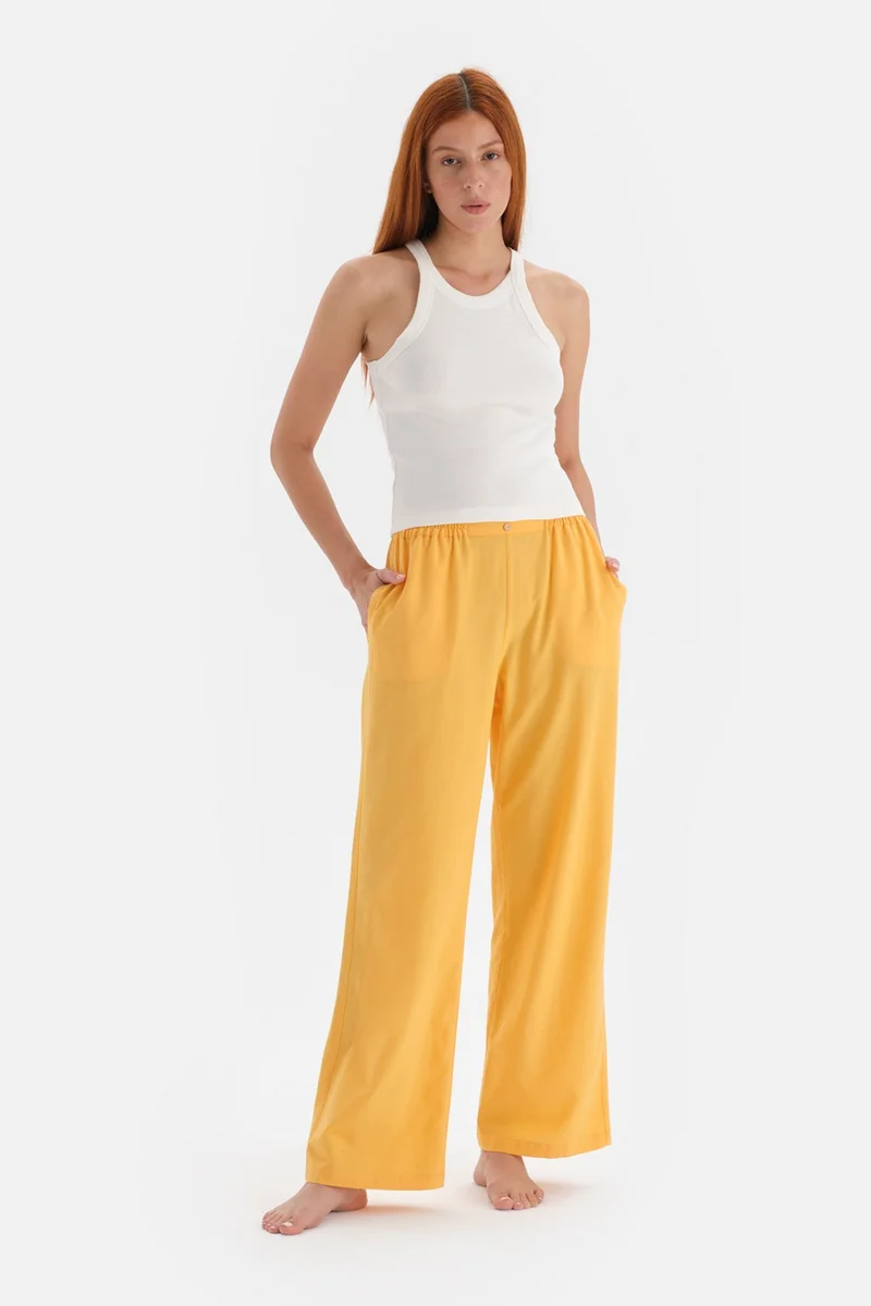 داجي Off-White Knitted Undershirt Top Woven Bottom Pajama Set