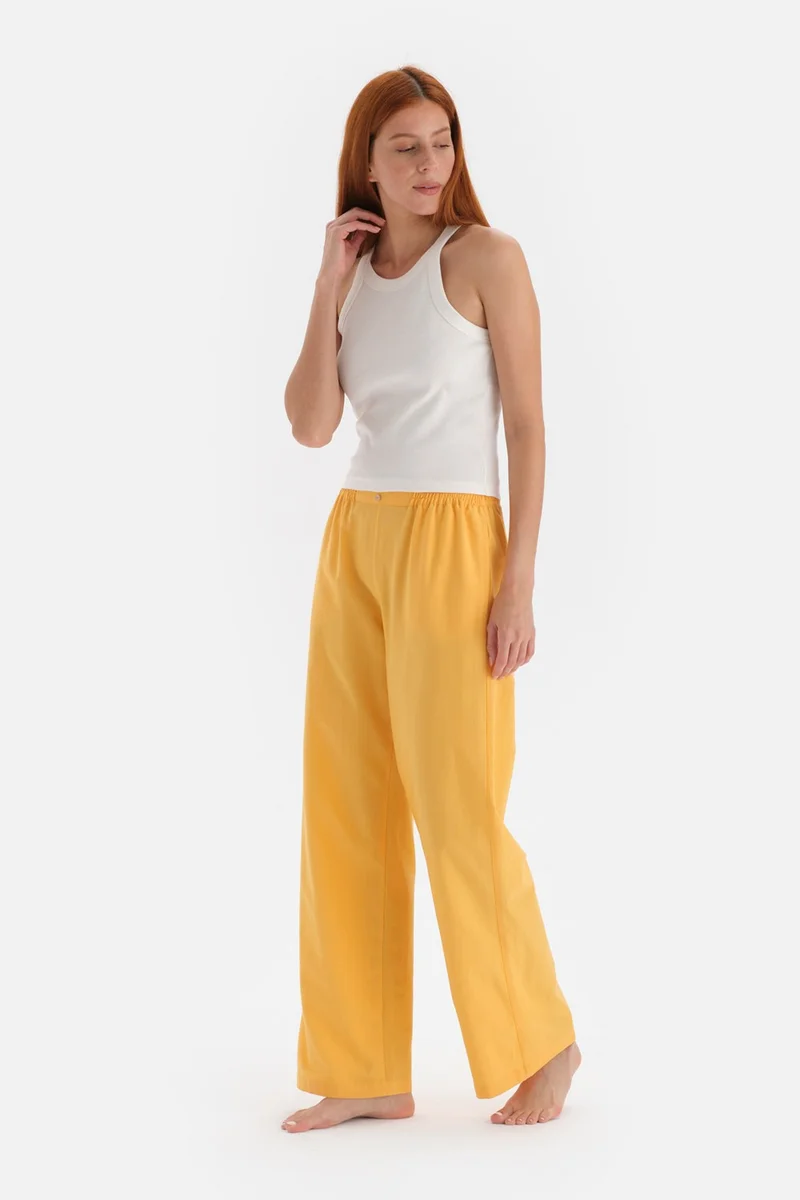 داجي Off-White Knitted Undershirt Top Woven Bottom Pajama Set