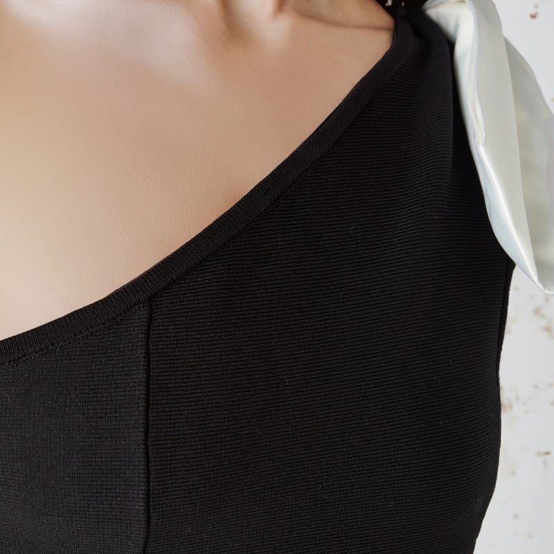 تواكستريمز فستان بكتف واحد بفيونكة - Image 3