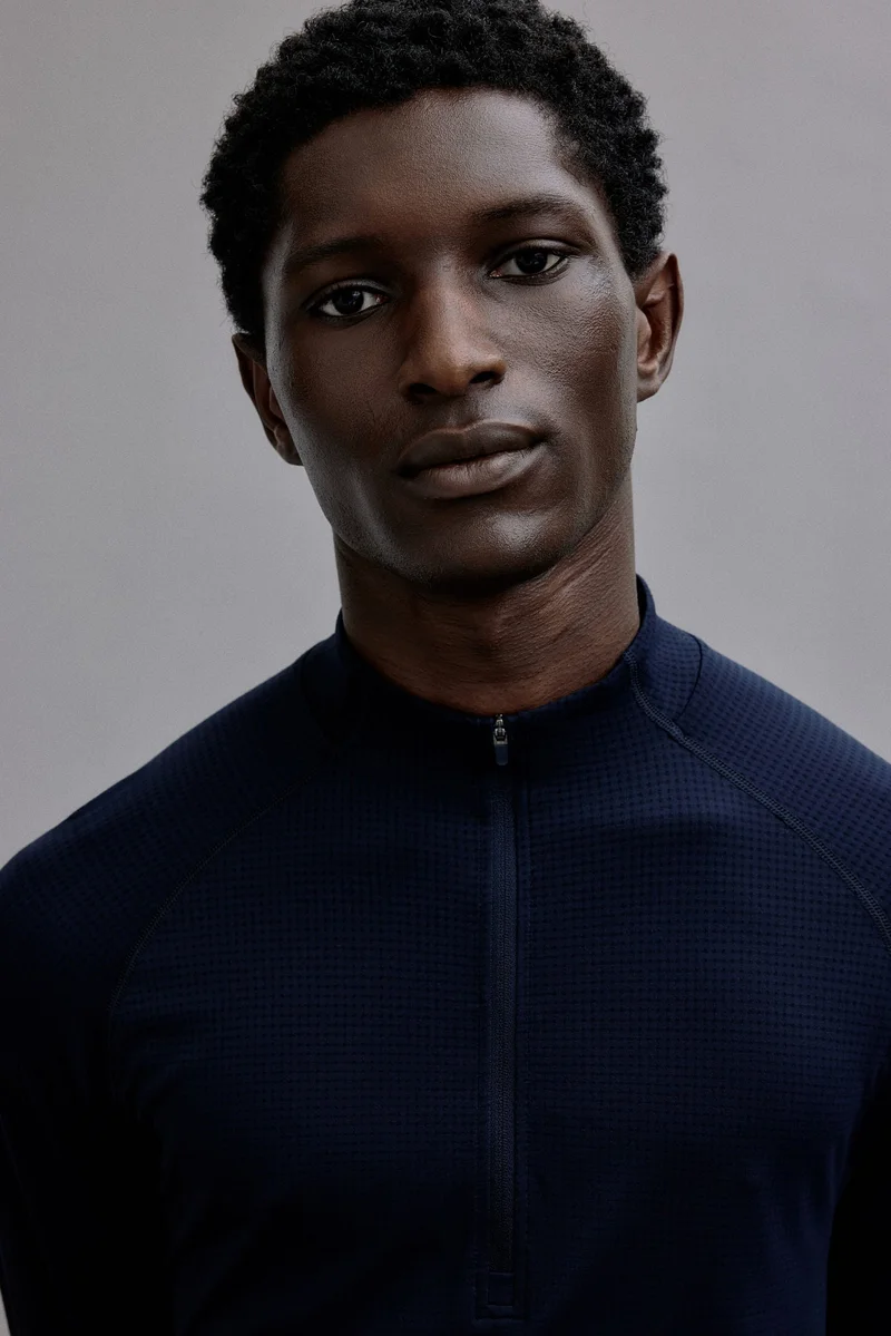 اتش اند ام بلوزة بسحاب بقصة رياضية ضيقة من نسيج دراي موف