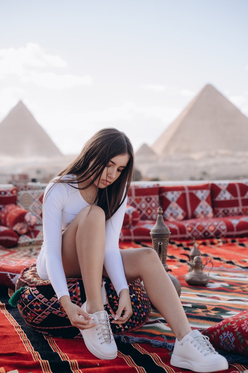 زوري وورلد حذاء رياضي أثينا أبيض مرصع بأحجار الراين برباط للإغلاق للنساء - نعل سميك بارتفاع 2 بوصة - Image 4