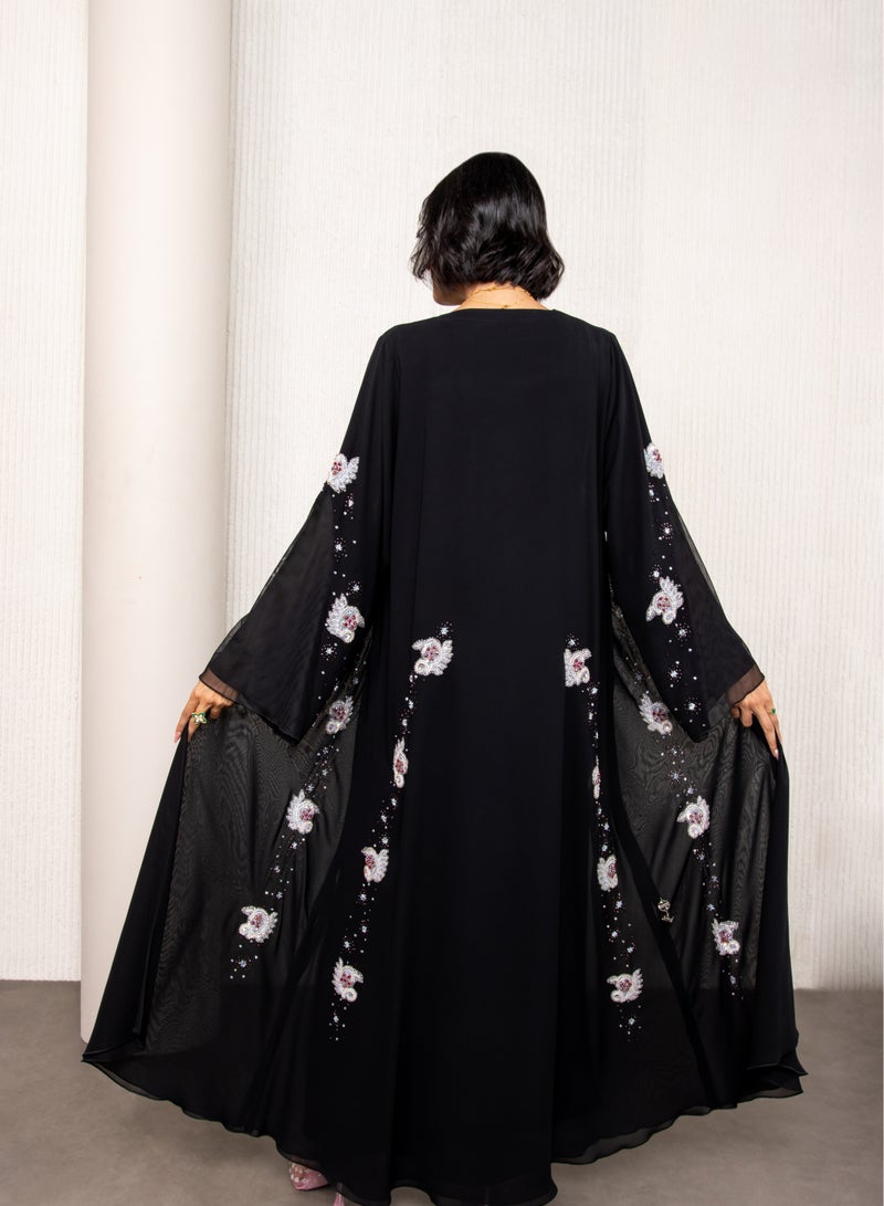 لوف تصنف ماركة لووف بوتيك تشكيلتها الساحرة من العباءات بأنها مزيج بين التصميم الفاخر واللمسات العصرية - Image 3