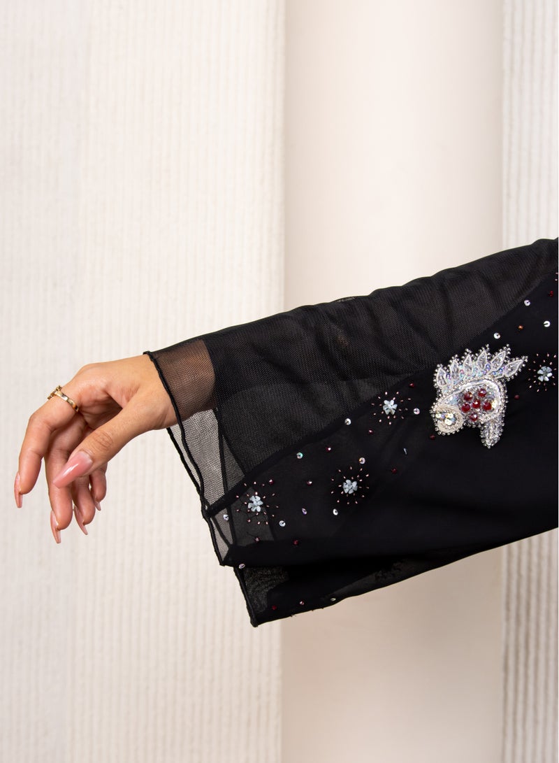 لوف تصنف ماركة لووف بوتيك تشكيلتها الساحرة من العباءات بأنها مزيج بين التصميم الفاخر واللمسات العصرية - Image 4