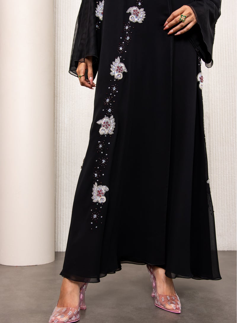 لوف تصنف ماركة لووف بوتيك تشكيلتها الساحرة من العباءات بأنها مزيج بين التصميم الفاخر واللمسات العصرية - Image 5