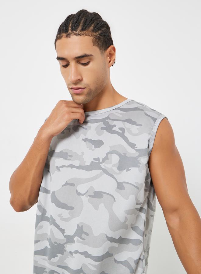 ستايلي اكتيف بلوزة تانك بلا أكمام طبعة تمويه - Image 3