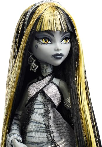 Monster High Reel Drama Doll, Cleo De Nile Black and White Reproduction Collectible with Doll-Size and Life-Size Posters, Horror Flick Theme, and Pet - Image 3