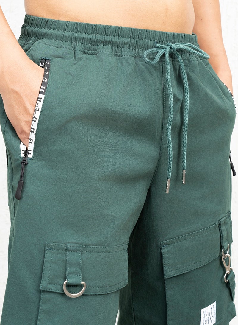 Hubberholme Men's Forest Green Cotton Blend Solid Pattern Cropped Length Cargo Loose Shorts - Image 2
