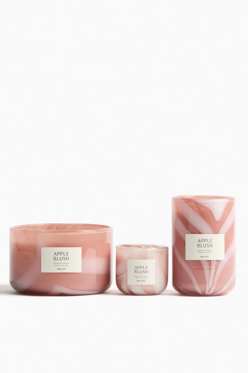 اتش اند ام شمعة معطرة في وعاء زجاجي