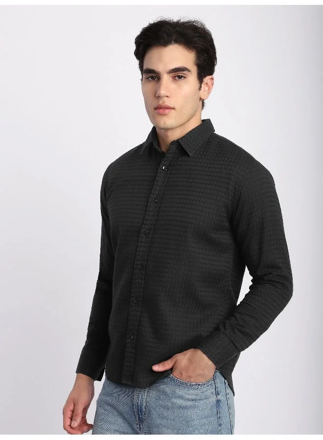 بيونغ قميص أسود جاكار دائري بنقوش بارزة