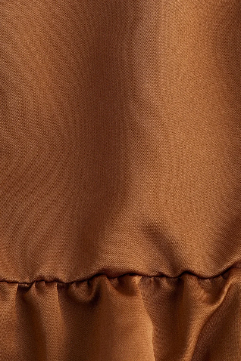 اتش اند ام بلوزة بحمالات كتف رفيعة وحافة مموجة