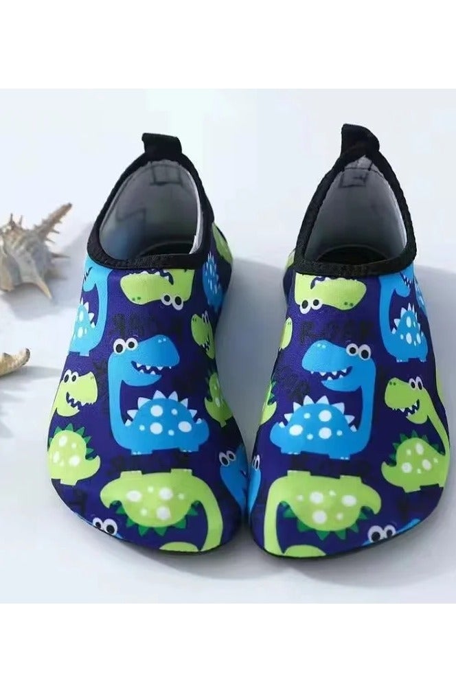 رونق حذاء بحر مائي كاجوال ملون للأطفال مقاس 30-31 – تصميم أنيق ومريح مصنوع من خامات مرنة عالية الجودة تسمح بحرية الحركة داخل الماء وخارجه – مثالي للسباحة والغطس وجميع الأنشطة والرياضات المائية في البحر أو حمام السباحة – يتميز بسطح خارجي سريع الجفاف ونعل مانع للانزلاق لتوفير أقصى درجات الأمان والحماية للقدمين من الأسطح الرطبة أو الصخور – خفيف الوزن وسهل الارتداء والخلع، مما يجعله خيارًا مثاليًا للعطلات الصيفية – حذاء مائي للأطفال – جوارب سباحة – مستلزمات السباحة – أحذية شاطئية – أدوات الرياضات المائية – حذاء سباحة آمن ومريح - Image 4