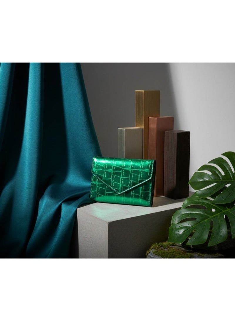 محفظة نسائية فاخرة بنقشة جلد التمساح – تصميم ميني أنيق وصغير الحجم بفتحات متعددة للكروت وجيب للنقود الورقية والعملات المعدنية – خامة جلد متينة لامعة وسهلة الحمل داخل أي شنطة – تنظيم مثالي وراحة يومية في محفظة واحدة مدمجة وعصرية - لون أخضر - Image 1