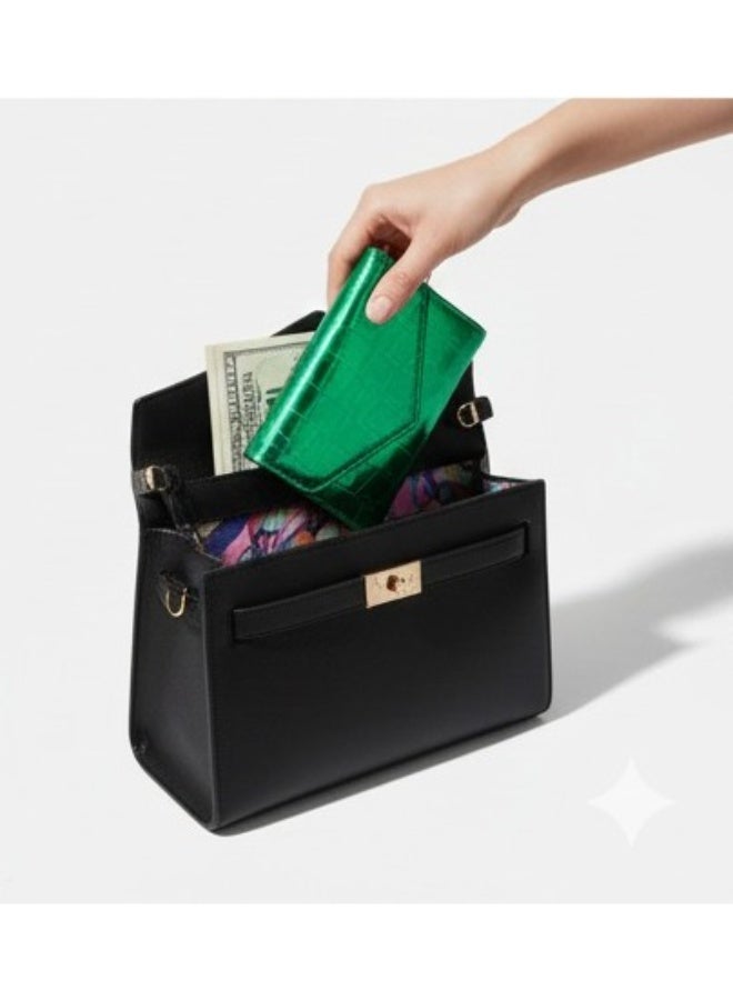 محفظة نسائية فاخرة بنقشة جلد التمساح – تصميم ميني أنيق وصغير الحجم بفتحات متعددة للكروت وجيب للنقود الورقية والعملات المعدنية – خامة جلد متينة لامعة وسهلة الحمل داخل أي شنطة – تنظيم مثالي وراحة يومية في محفظة واحدة مدمجة وعصرية - لون أخضر - Image 4