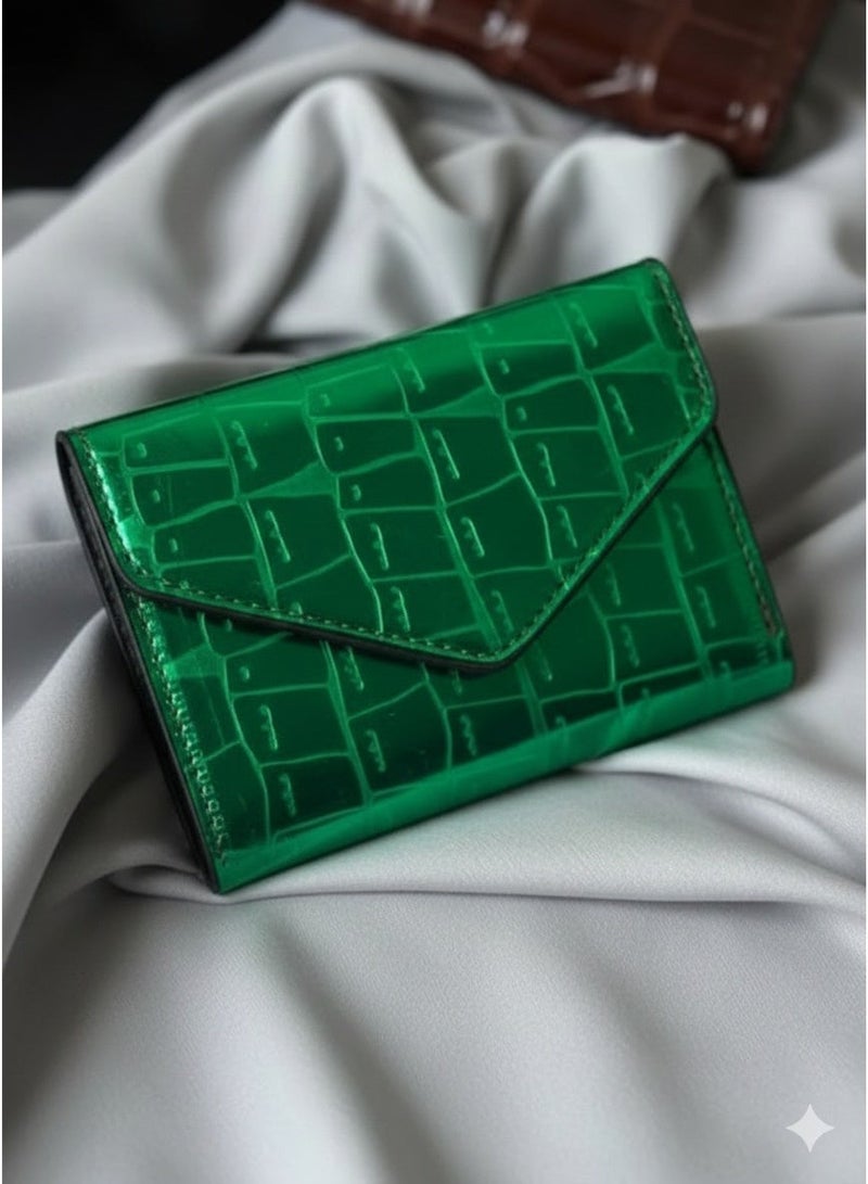 محفظة نسائية فاخرة بنقشة جلد التمساح – تصميم ميني أنيق وصغير الحجم بفتحات متعددة للكروت وجيب للنقود الورقية والعملات المعدنية – خامة جلد متينة لامعة وسهلة الحمل داخل أي شنطة – تنظيم مثالي وراحة يومية في محفظة واحدة مدمجة وعصرية - لون أخضر - Image 2