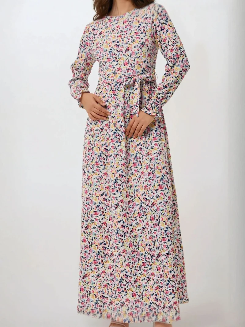 زوبعة فستان ماكسي بياقة مستديرة مزين بالزهور مع حزام