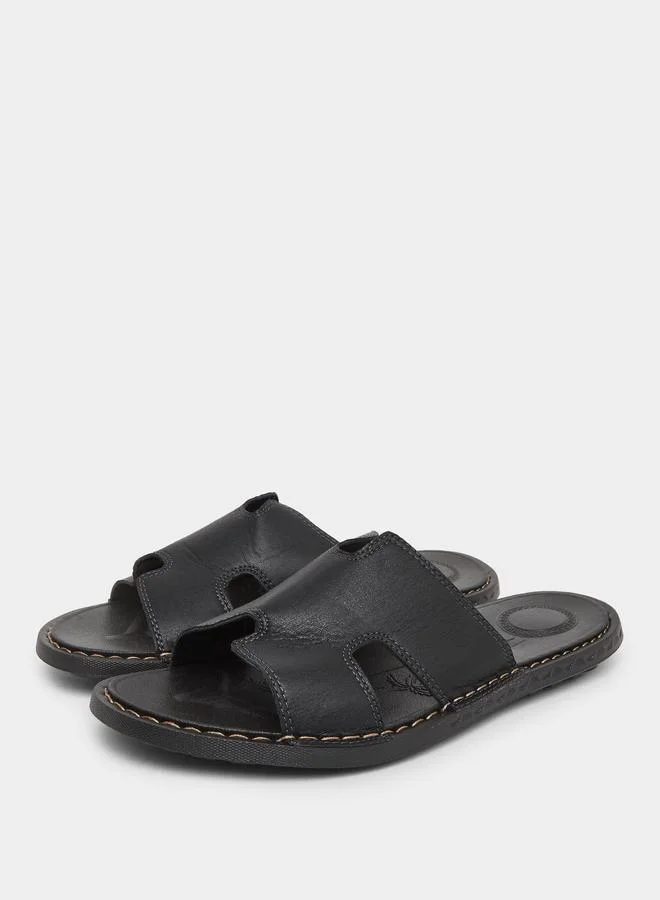 ستايلي صندل بتفاصيل مفرغة ومقدمة مفتوحة