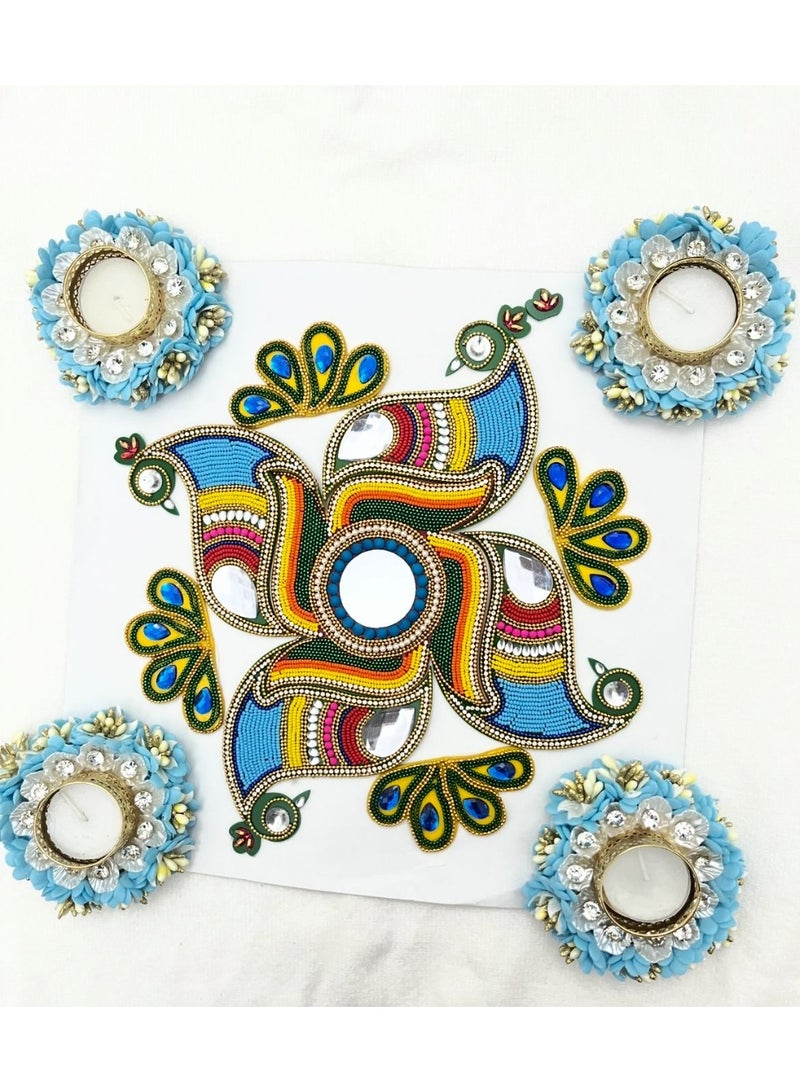 سجادة رانغولي مزخرفة مع 4 حاملات شموع صغيرة - تصميم من الخرز الملون مع حاملات شموع زرقاء زهرية لديكور منزلي احتفالي