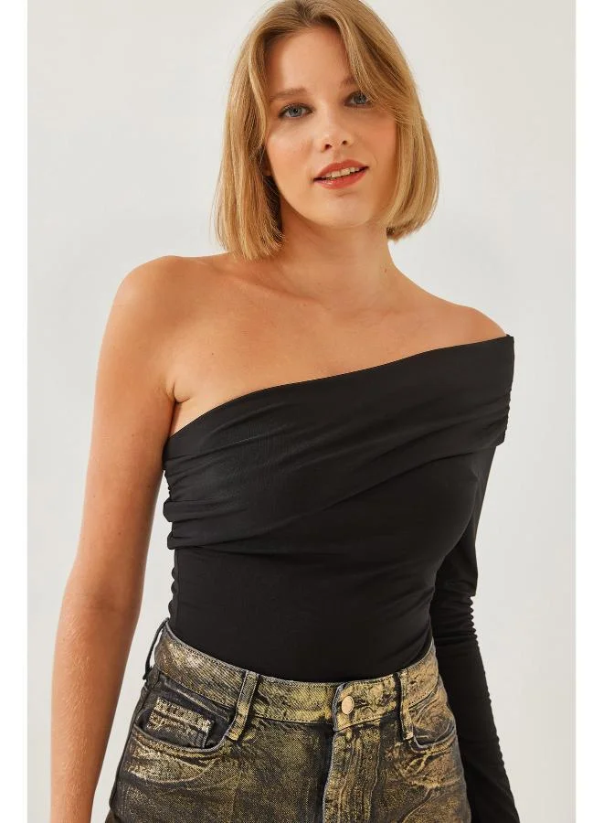 جينجر بلوزة بكتف واحد مكشكشة